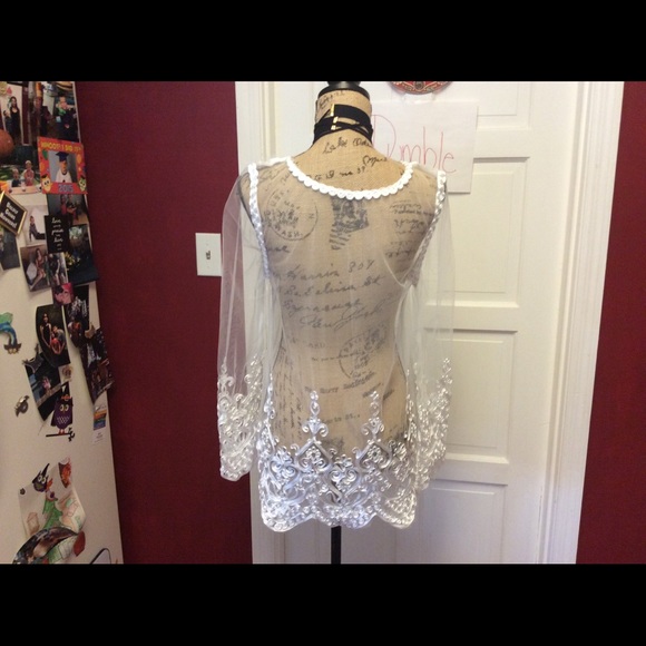 Gorgeous sheer White Top - Picture 8 of 8